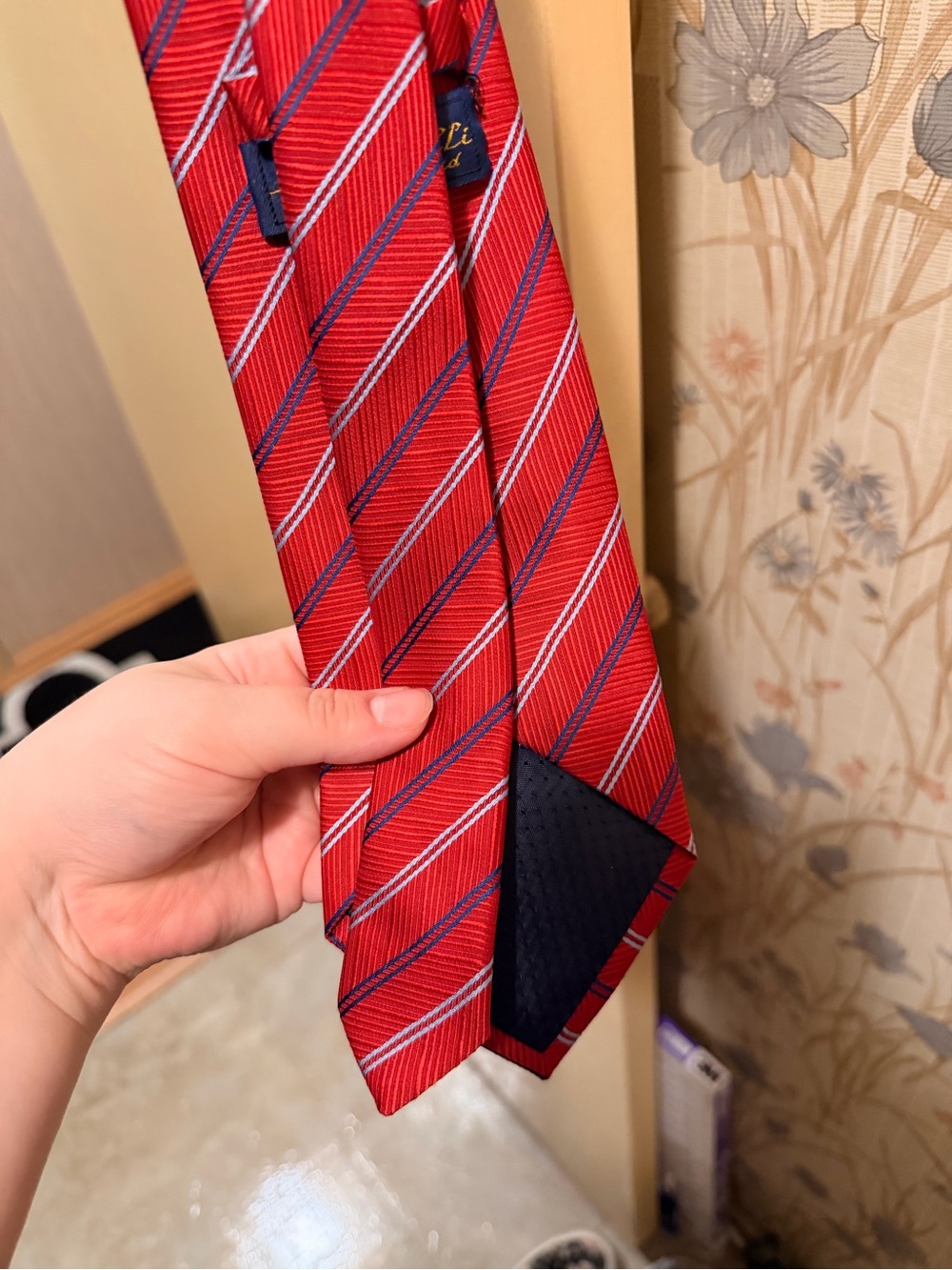 Classic Red Diagonal Stripe Tie — Sleek Professional Look - Picture 4 of 7